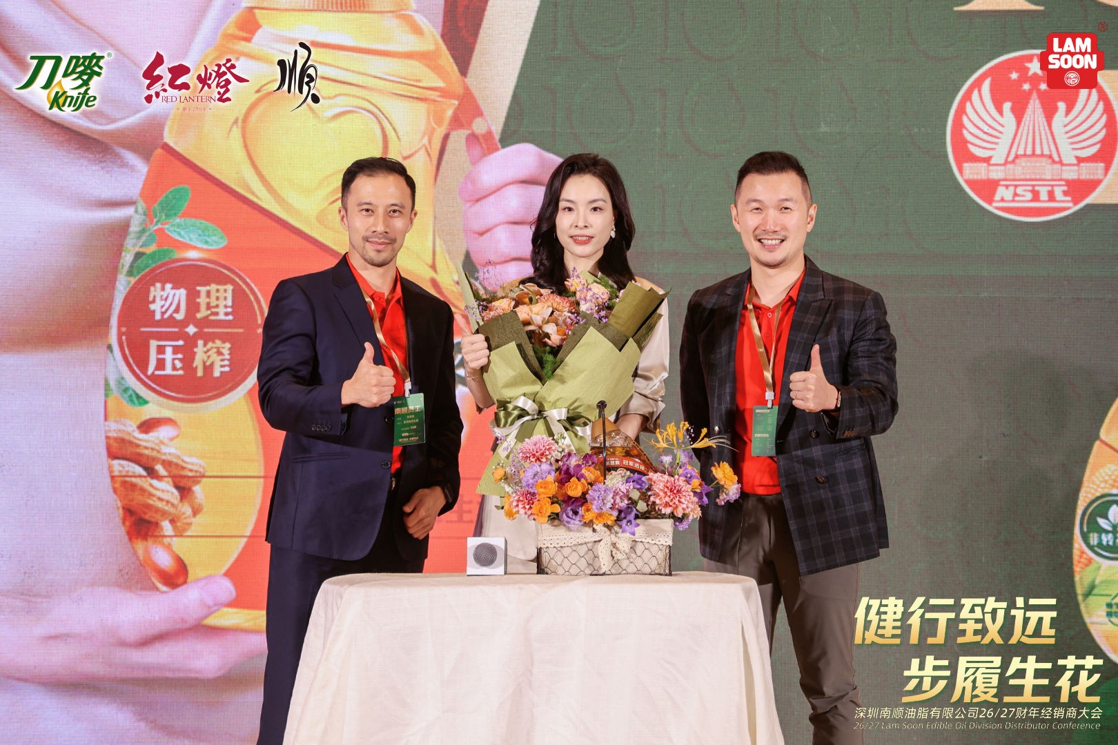 8吴敏霞X高层合影.jpg